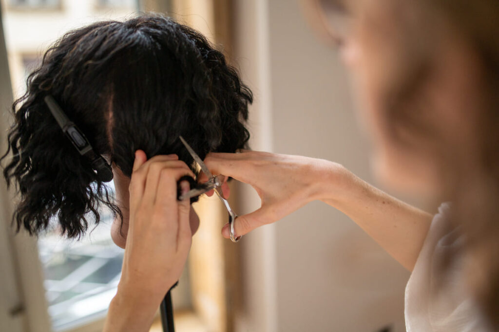 Ylanaé coiffeuse en train de faire une coupe sur cheveux texturés